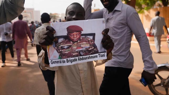 Frankrijk verklaart dat het de nieuwe Nigerese machthebbers niet zal toestaan om haar uit haar 'ex'-kolonie Niger te schoppen