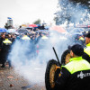 De Lier: demonstranten tegen Zwarte Piet zetten door, ondanks een regen van honderden projectielen (beeldverslag)